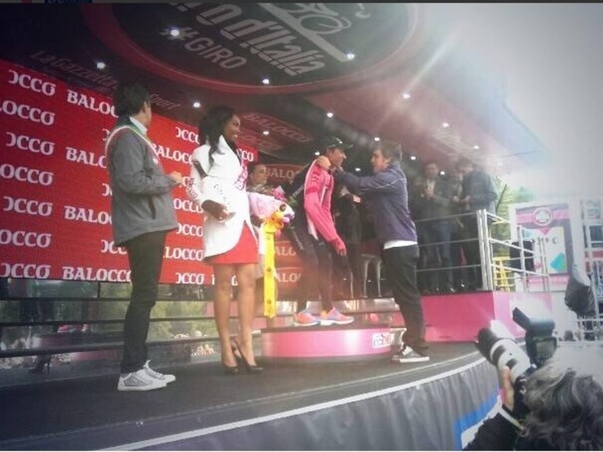 Fernando Alonso le entregó la "maglia rosa" a Nairo Quintana