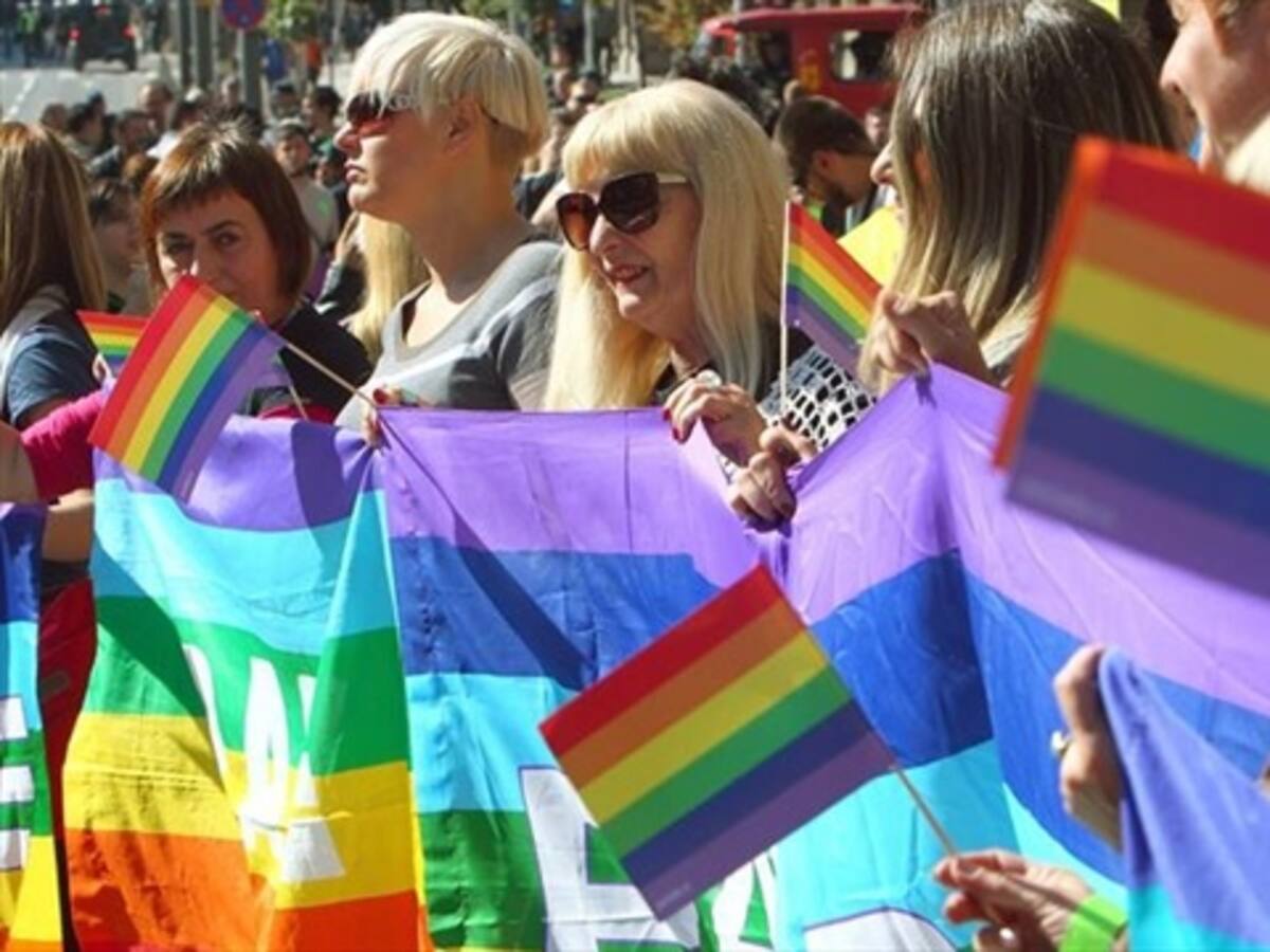 Radican 235.000 firmas contra adopción para parejas homosexuales