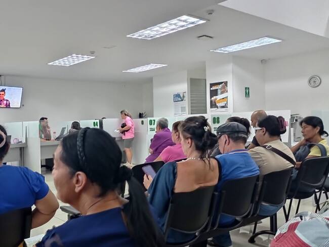 Usuarios denuncian la falta de entrega de medicamentos y otros servicios médicos. Foto: Caracol Radio Medellín.