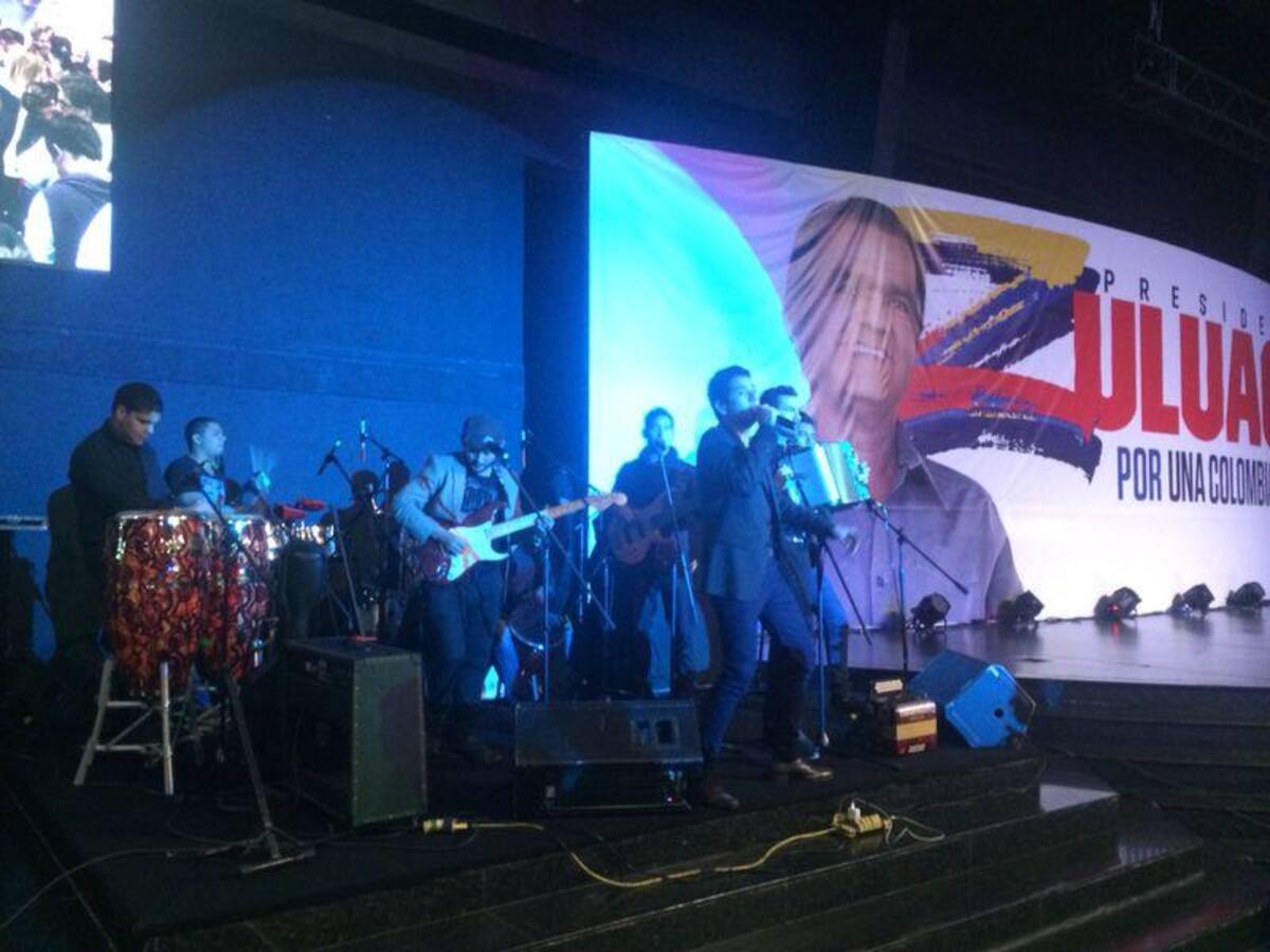 En el auditorio G-12 en Bogotá, seguidores del candidato presidencial Óscar Iván Zuluaga celebran a la espera de que llegue para que haga su intervención.