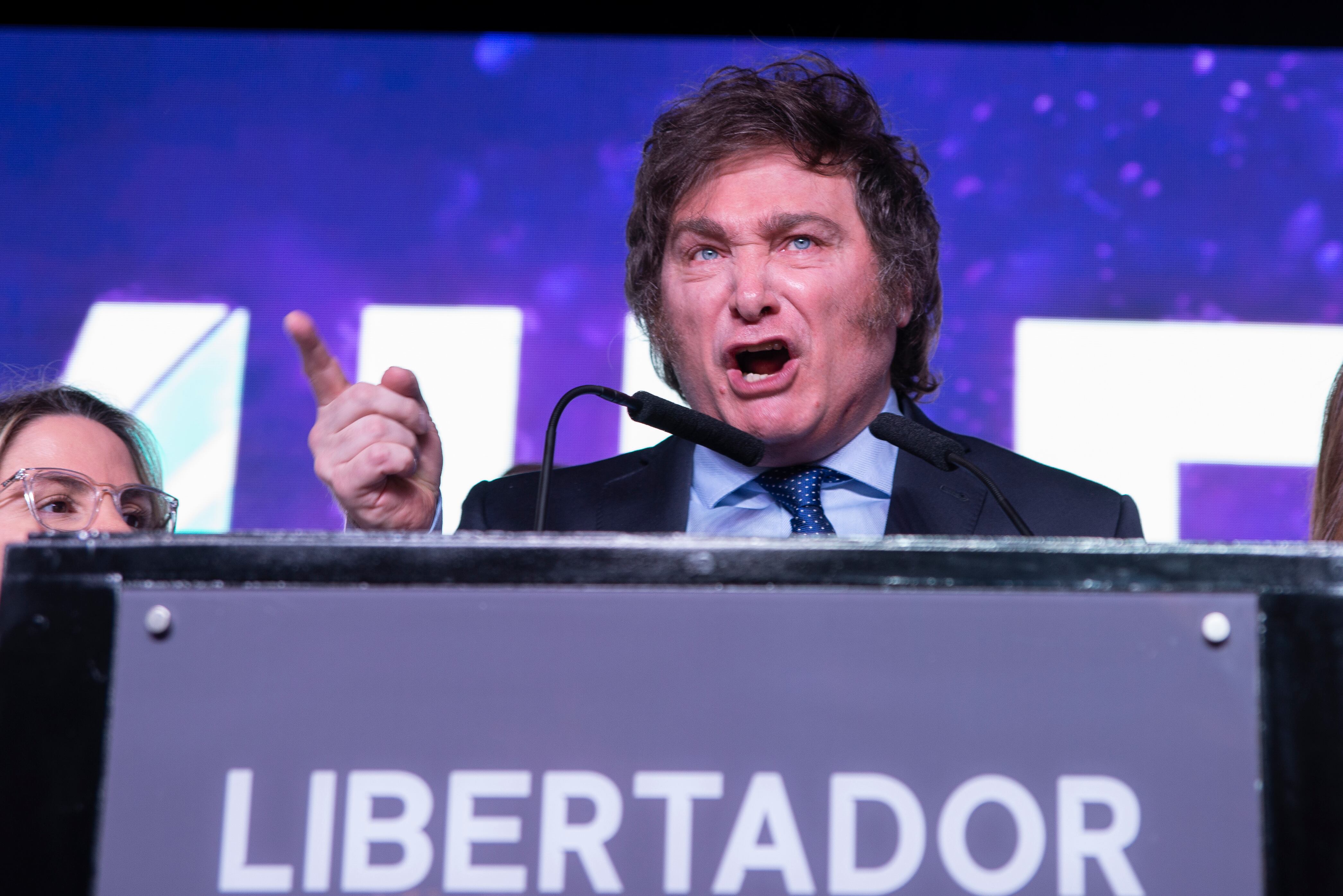AME639. BUENOS AIRES (ARGENTINA), 13/08/2023.- El economista ultraliberal Javier Milei habla durante un mitin tras conocer los resultados de las primarias, hoy, en Buenos Aires (Argentina). Milei, aspirante presidencial de La Libertad Avanza y el más votado de todo el arco político argentino con vistas a las generales del 22 de octubre, aseguró este domingo que su "alternativa" no sólo "dará fin" al kirchnerismo, sino que acabará con la famosa "casta política". Milei, que acapara el 30,28 % de los votos (6,8 millones de sufragios), llamó desde su espacio electoral a la población a sumarse a esta "verdadera expresión de cambio" y una "nueva revolución liberal", que acabará con la facción peronista que representan el expresidente ya fallecido Néstor Kirchner (2003-2007) y la vicepresidenta y también exmandataria Cristina Fernández (2007-2015). EFE/ Gala Abramovich