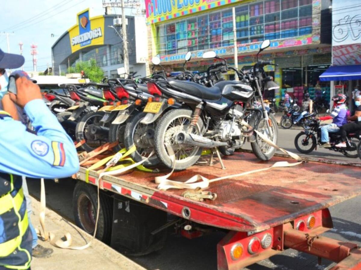 Comparendo a conductores de motos por invasión del carril de Transcaribe
