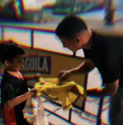 James Rodríguez comparte con un niño a su llegada a Barranquilla / Twitter: @FCFSeleccionCol.