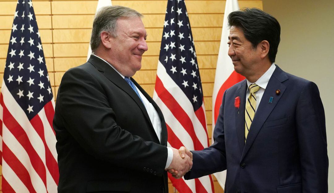 Exsecretario de Estado de EE.UU., Mike Pompeo junto a Shinzo Abe, Primer Ministro de Japón, 2019.