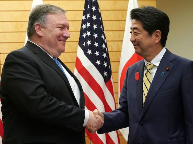 Exsecretario de Estado de EE.UU., Mike Pompeo junto a Shinzo Abe, Primer Ministro de Japón, 2019.