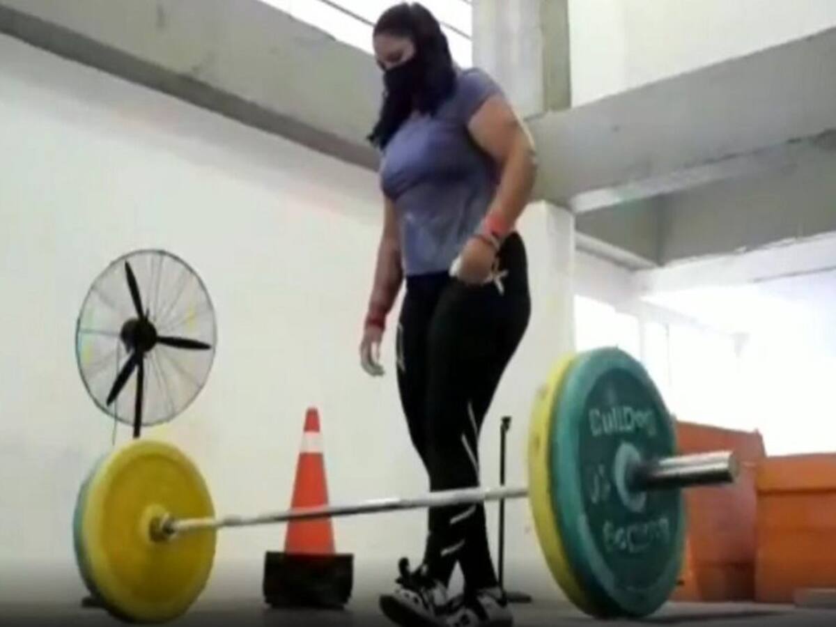 Habilitan gimnasio a pesista que le echaron la Policía por entrenar en casa