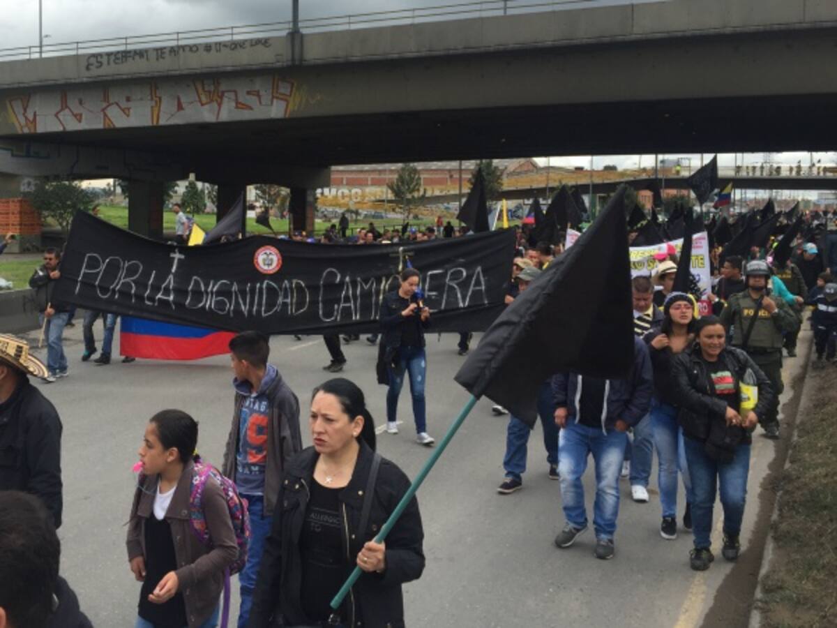 Convocatoria de Uribe con banderas negras es una ofensa a los símbolos patrios: Gobierno