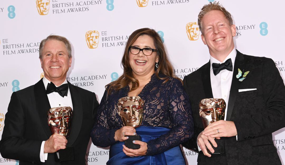 Clark Spencer, la productora Yvett Merino y Jared Bush, aceptando el premio a la Mejor Película de Animación por "Encanto", posan en la sala de ganadores de los EE British Academy Film Awards 2022 en el Royal Albert Hall el 13 de marzo de 2022 en Londres, Inglaterra.
