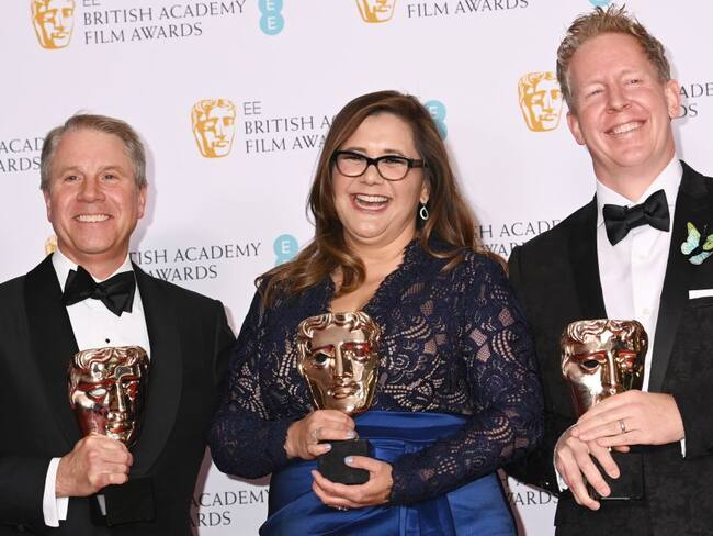 Clark Spencer, la productora Yvett Merino y Jared Bush, aceptando el premio a la Mejor Película de Animación por "Encanto", posan en la sala de ganadores de los EE British Academy Film Awards 2022 en el Royal Albert Hall el 13 de marzo de 2022 en Londres, Inglaterra.