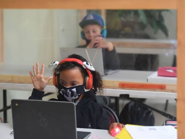 Estudiantes en virtualidad durante la pandemia del coronavirus.   Foto: Getty