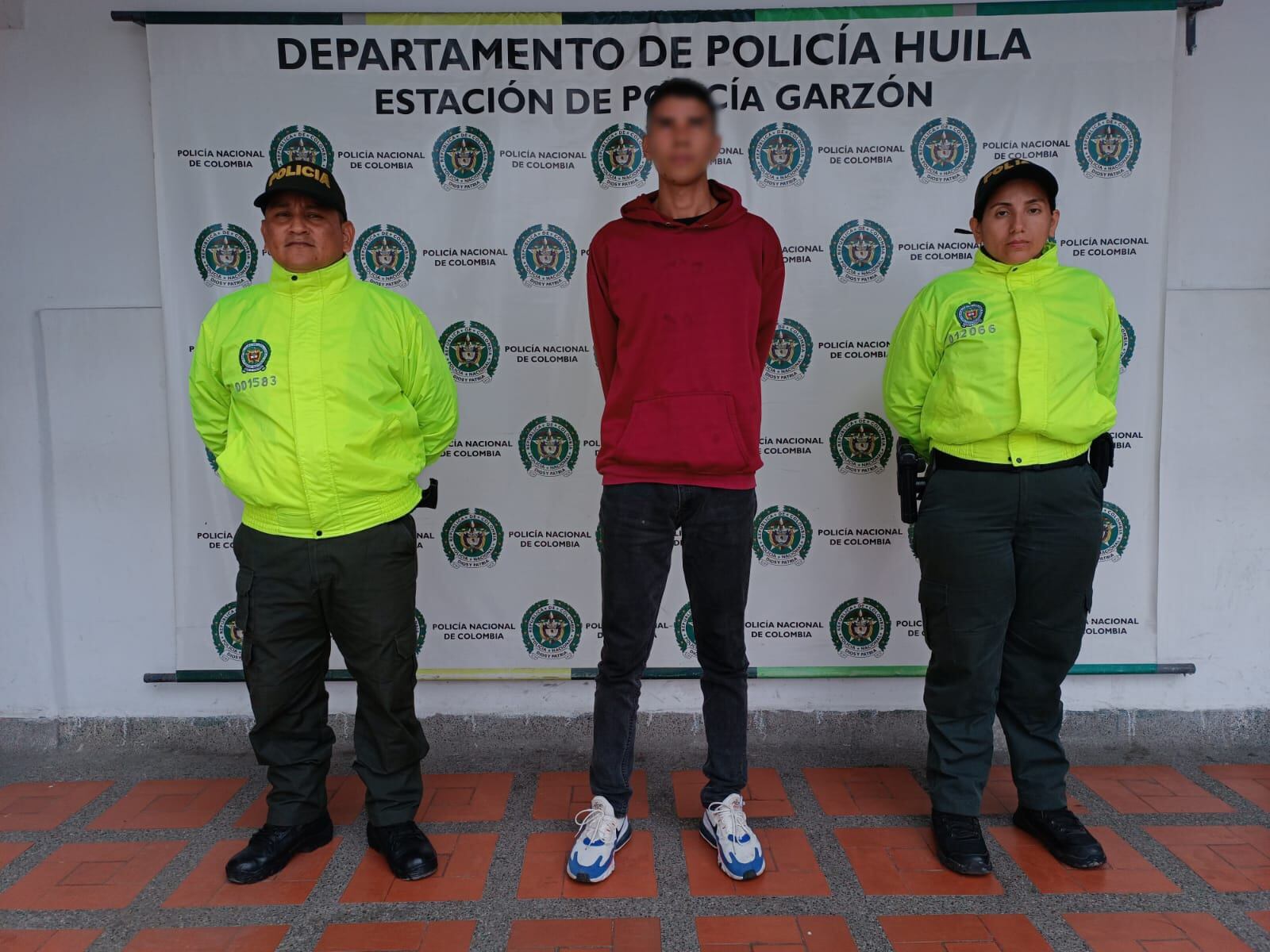 Amenazaba  con arma de fuego a sus victimas.