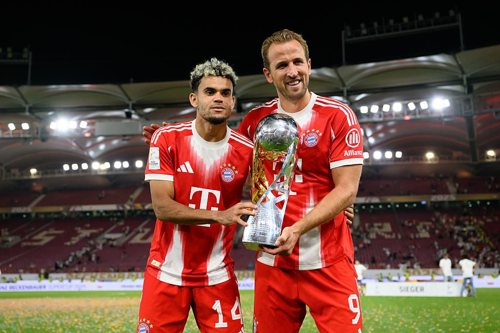 Harry Kane y Luis Díaz con el trofeo de la Supercopa de Alemania / Getty Images