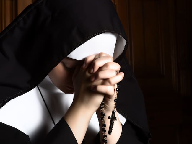 ¡Fuera túnicas y adiós celibato! Una monja y un cura renuncian a sus votos para casarse // Getty Images