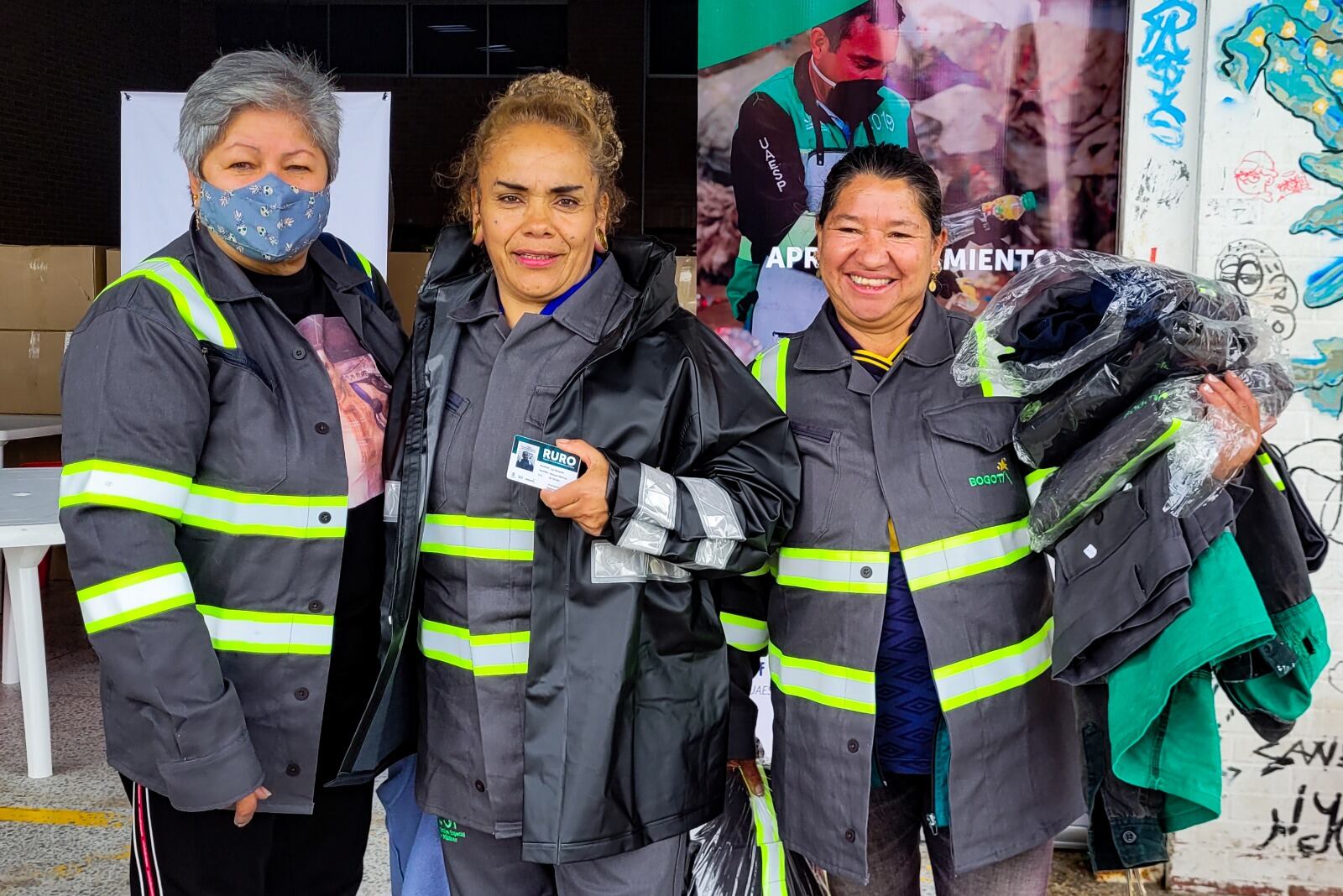 UAESP entrega cerca de 1.500 uniformes a los recicladores de Bogotá para proteger su labor