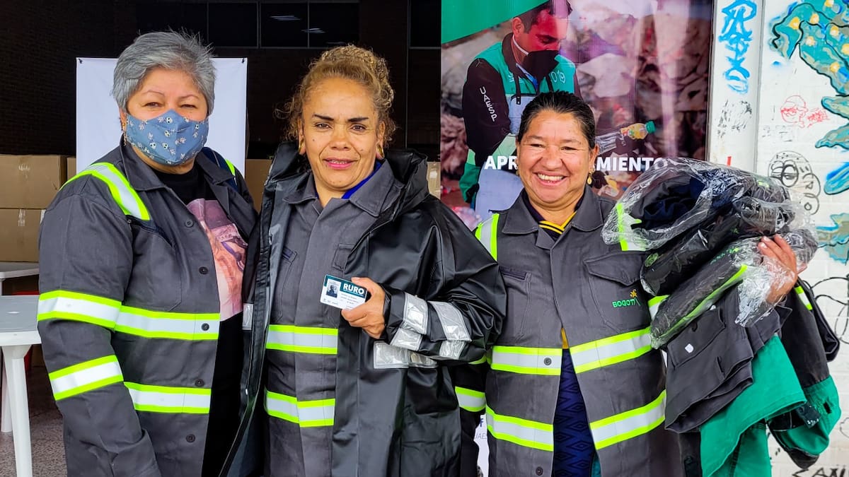 UAESP entrega cerca de 1.500 uniformes a los recicladores de Bogotá para proteger su labor