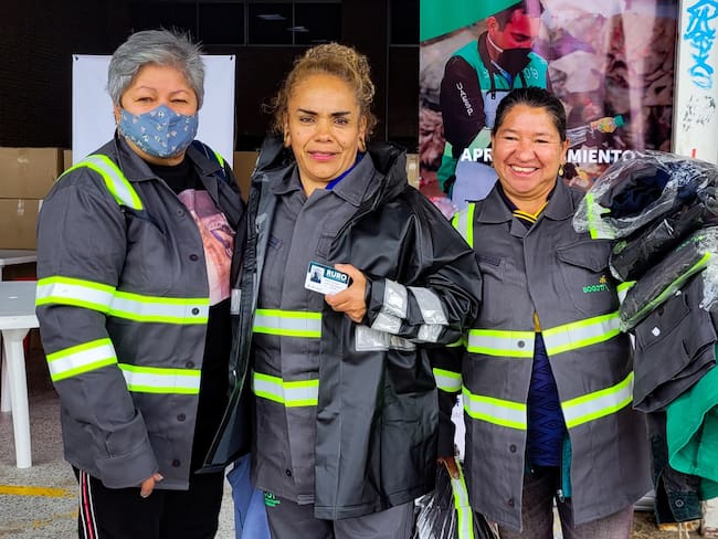 UAESP entrega cerca de 1.500 uniformes a los recicladores de Bogotá para proteger su labor