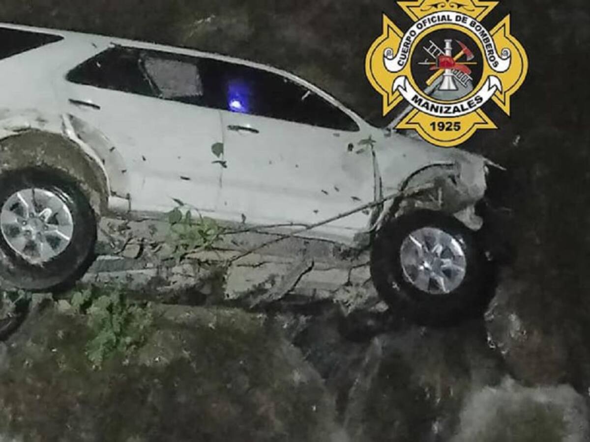 En la vía Panamericana un vehículo sale de la vía y cae cerca de un río