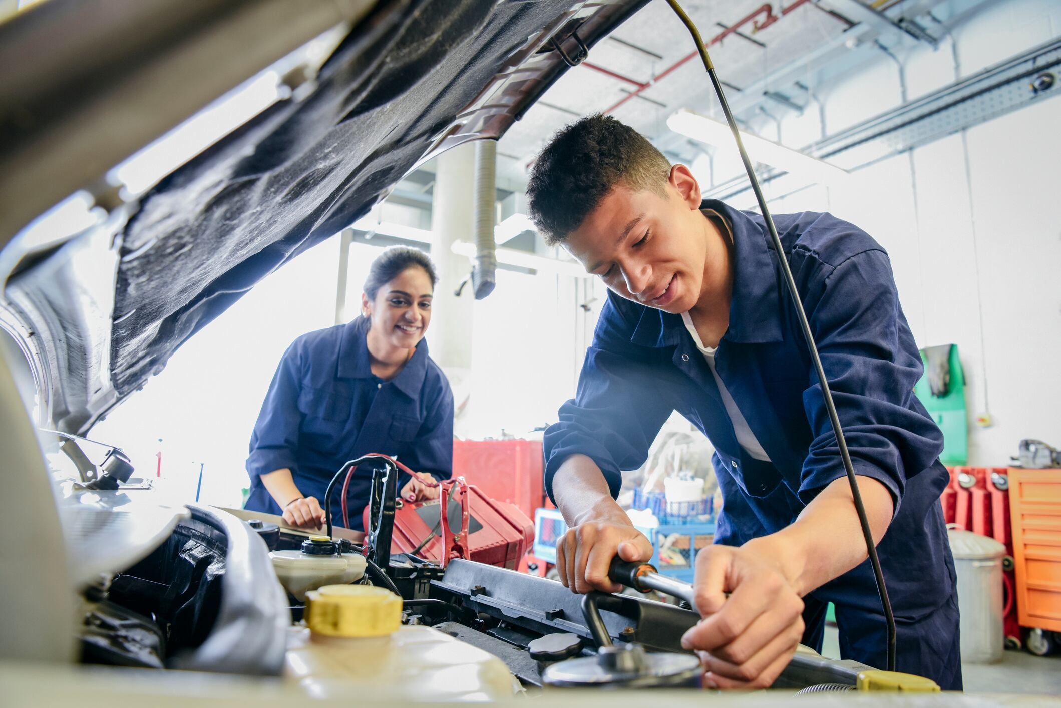 Estudiantes de mecánica automotriz, foto de referencia // Gettyimages