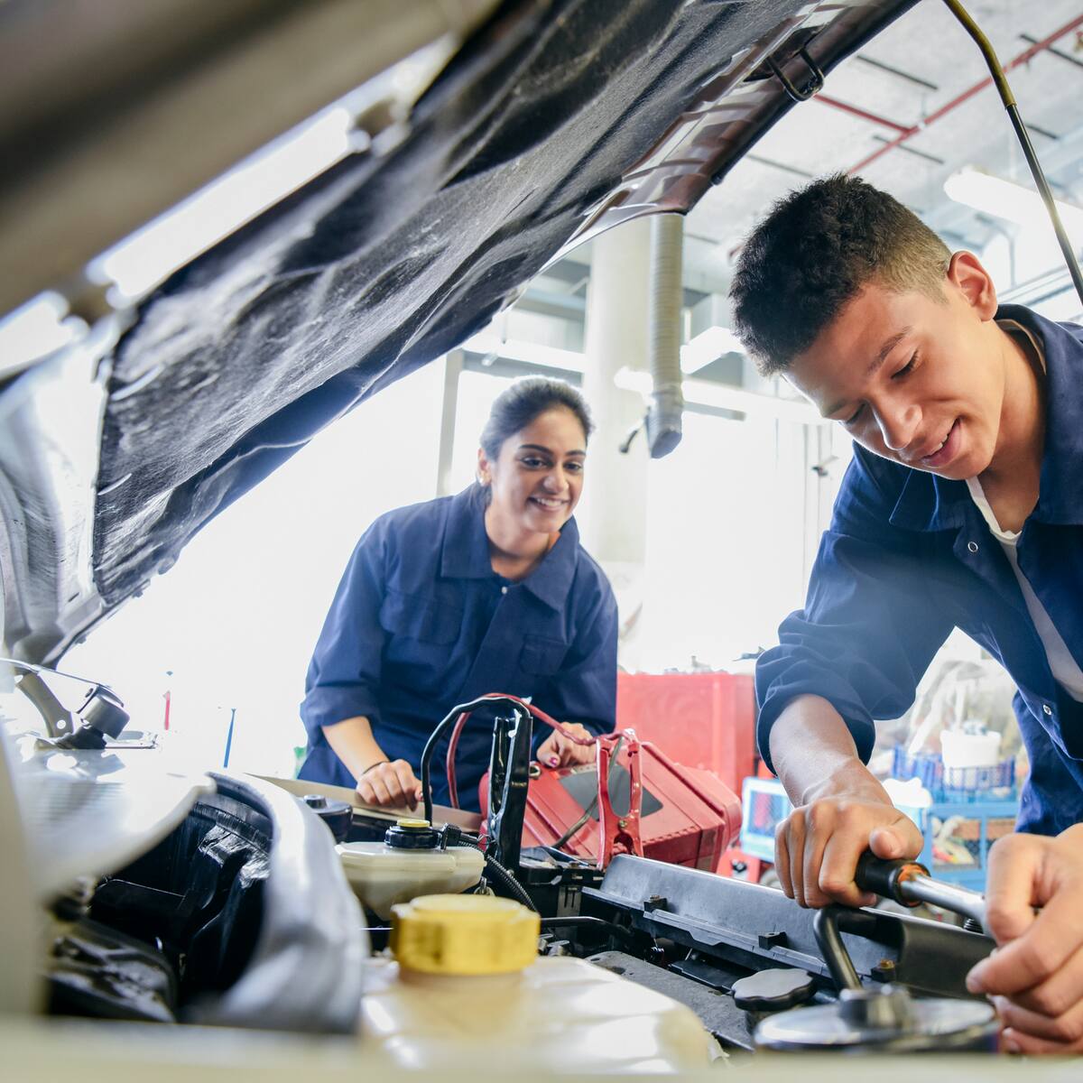7 universidades en Colombia para estudiar mecánica automotriz; ¿en dónde quedan?