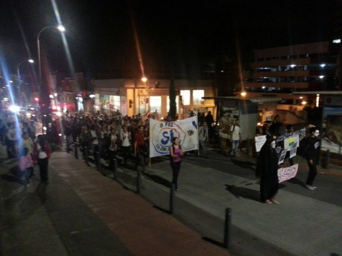 Con cánticos de paz caminaron los jóvenes.