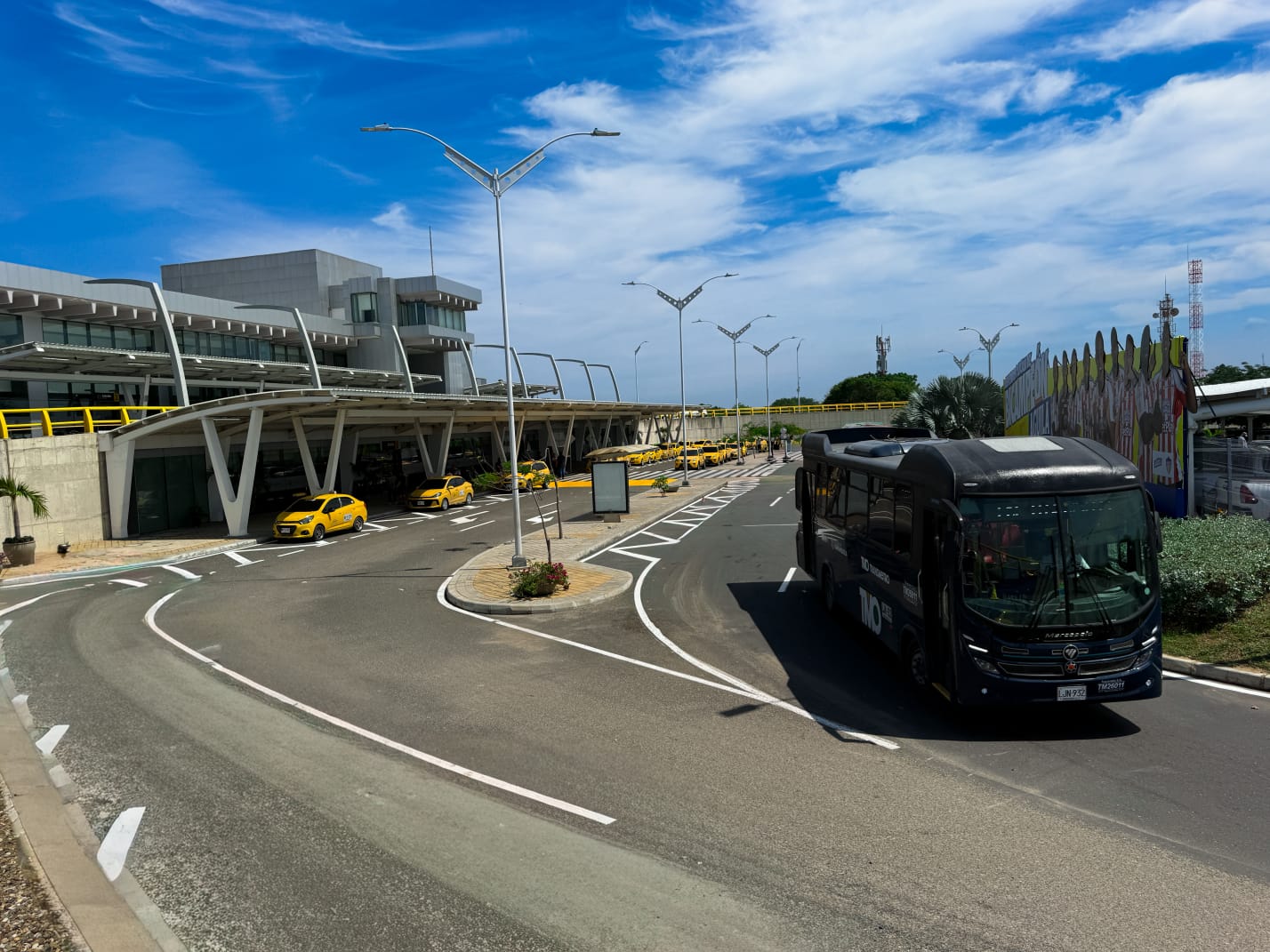 Transmetro en el Aeropuerto Ernesto Cortissoz. Foto: Alcaldía de Barranquilla.