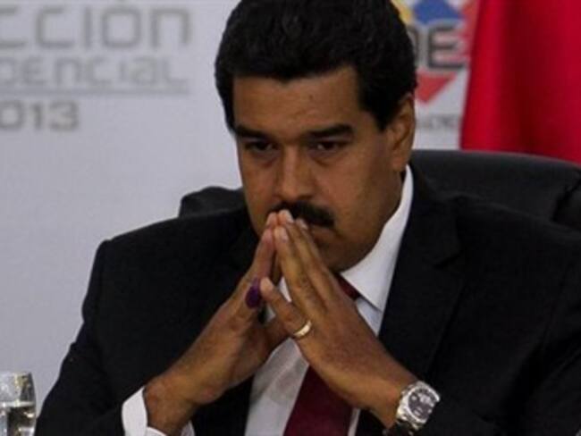 Santos llega al medio día a Caracas a posesión de Maduro