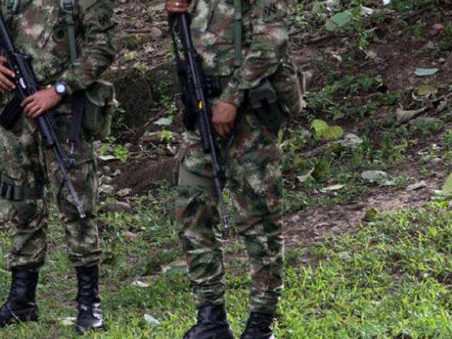 Un soldado muerto y otro herido dejó caída de un árbol