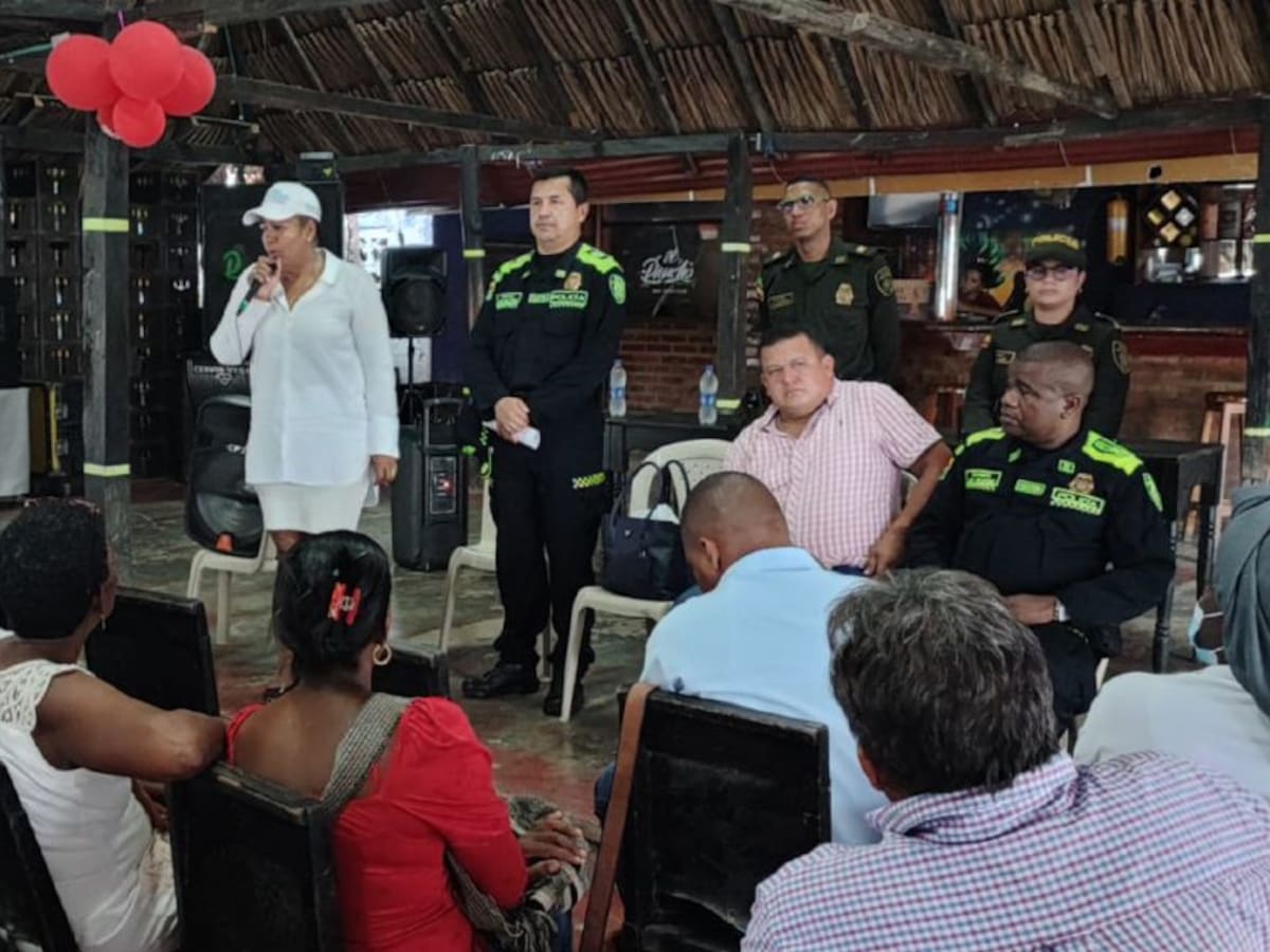 Policía de Bolívar se reúne con comerciantes de María La Baja