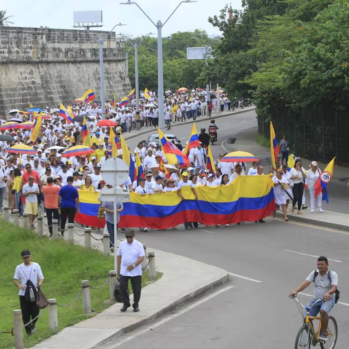 Marcha del silencio en Cartagena recorrió el centro histórico pidiendo por la salud de Miguel Uribe