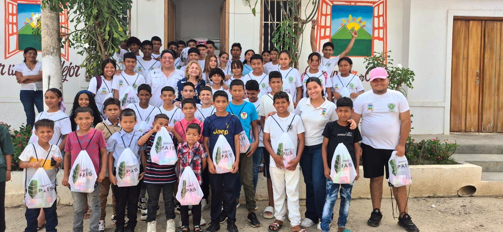 Cemento País siembra futuro en San Jacinto con entrega de kits escolares a niñas tejedoras