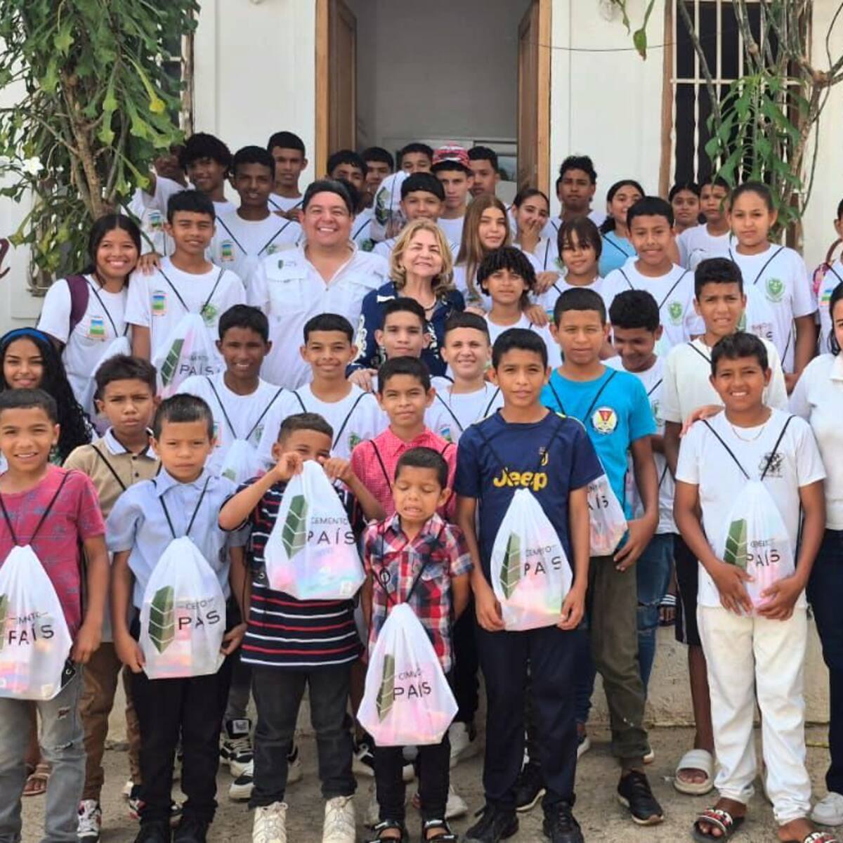 Cemento País siembra futuro en San Jacinto con entrega de kits escolares a niñas tejedoras
