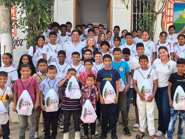 Cemento País siembra futuro en San Jacinto con entrega de kits escolares a niñas tejedoras