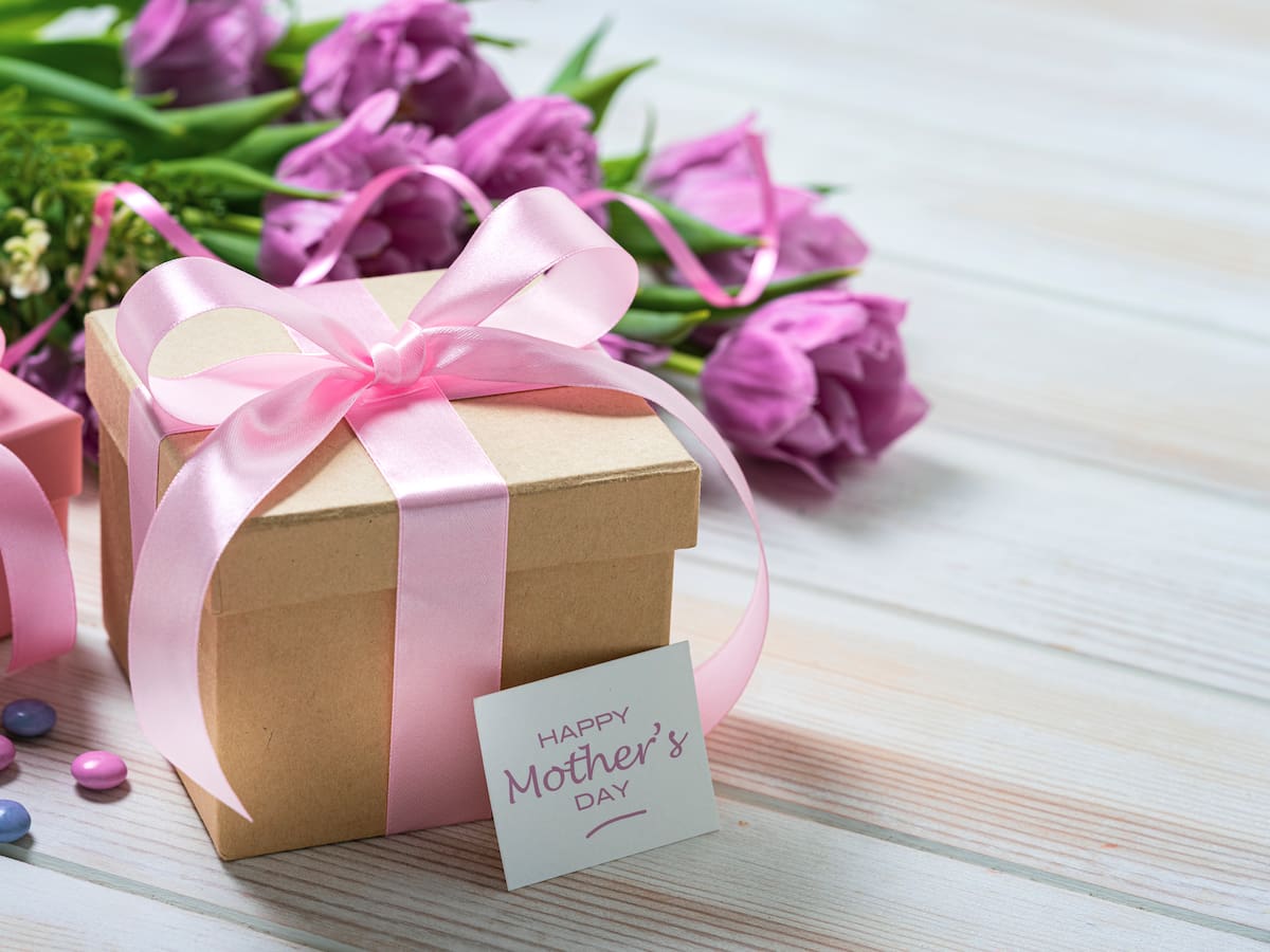 Mejores mensajes, tarjetas y poemas para dedicar a mamá en el Día de la Madre 2025