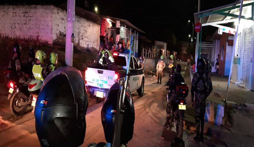 Operativos de la Fuerza Pública en Galapa para controlar a la multitud durante un sepelio.