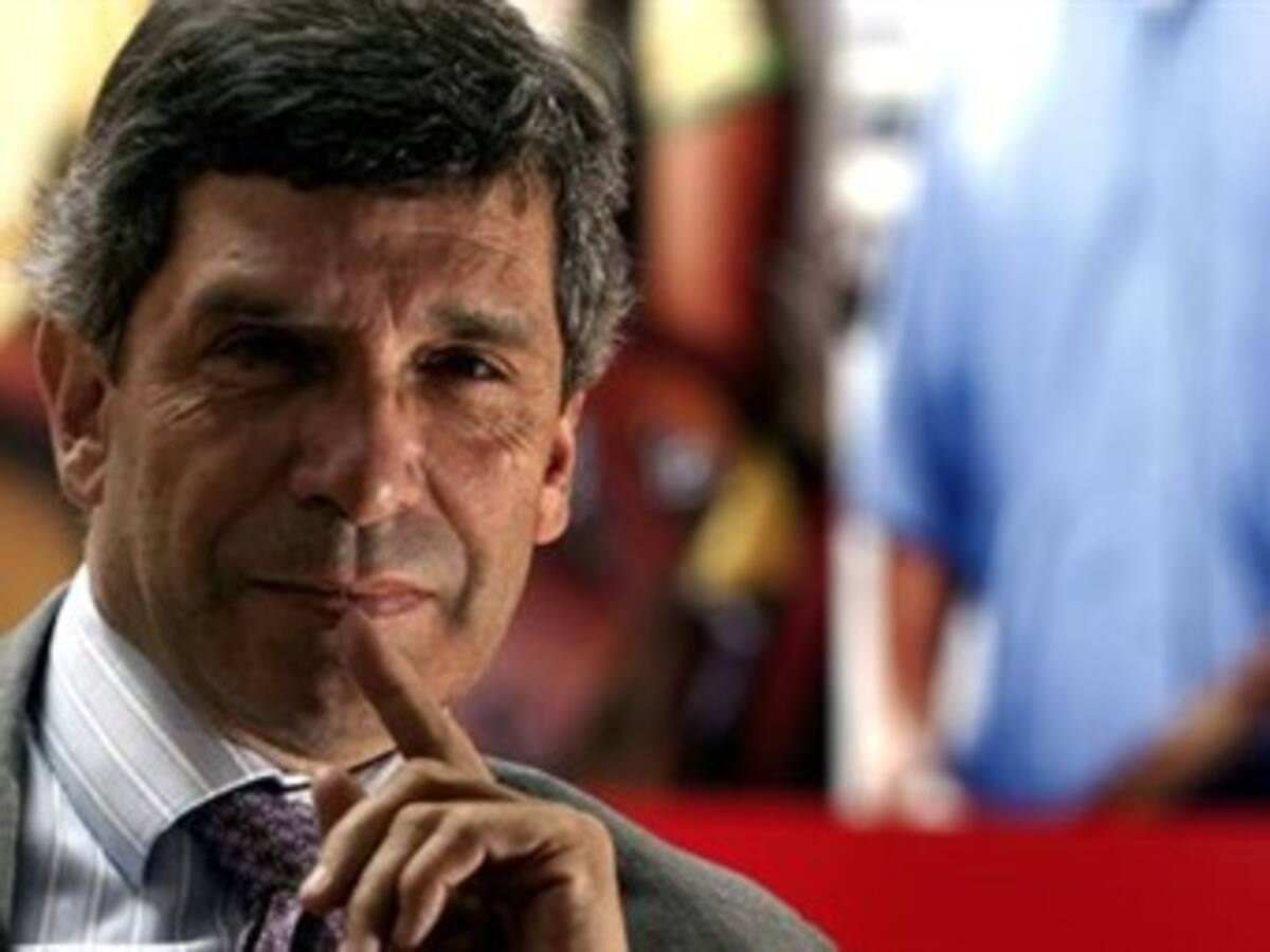 Rafael Pardo advierte que la Ley de Víctimas debe contemplar restitución de tierras
