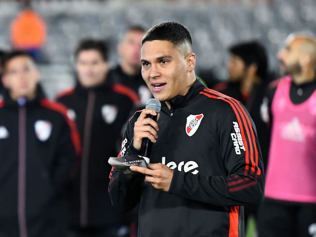 BUENOS AIRES, ARGENTINA - OCTOBER 16: Juan Fernando Quintero of River Plate reads a letter to Marcelo Gallardo head coach of River Plate (not in frame) after a match between River Plate and Rosario Central as part of Liga Profesional 2022 at Estadio Más Monumental Antonio Vespucio Liberti on October 16, 2022 in Buenos Aires, Argentina. (Photo by Rodrigo Valle/Getty Images)