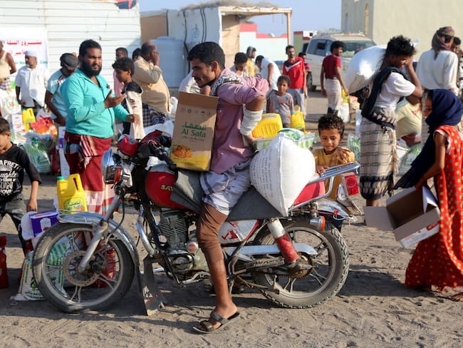 Entrega de ayudas en Yemen tras 8 años de conflicto interno. 
(Foto: KHALED ZIAD/AFP via Getty Images)