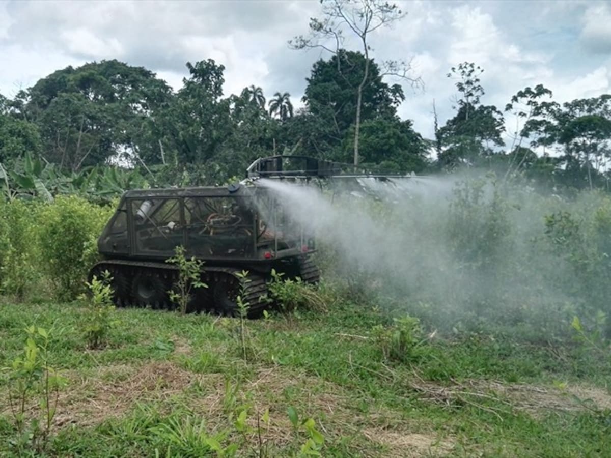 Con un vehículo “oruga”, la Policía busca agilizar erradicación de coca en Tumaco