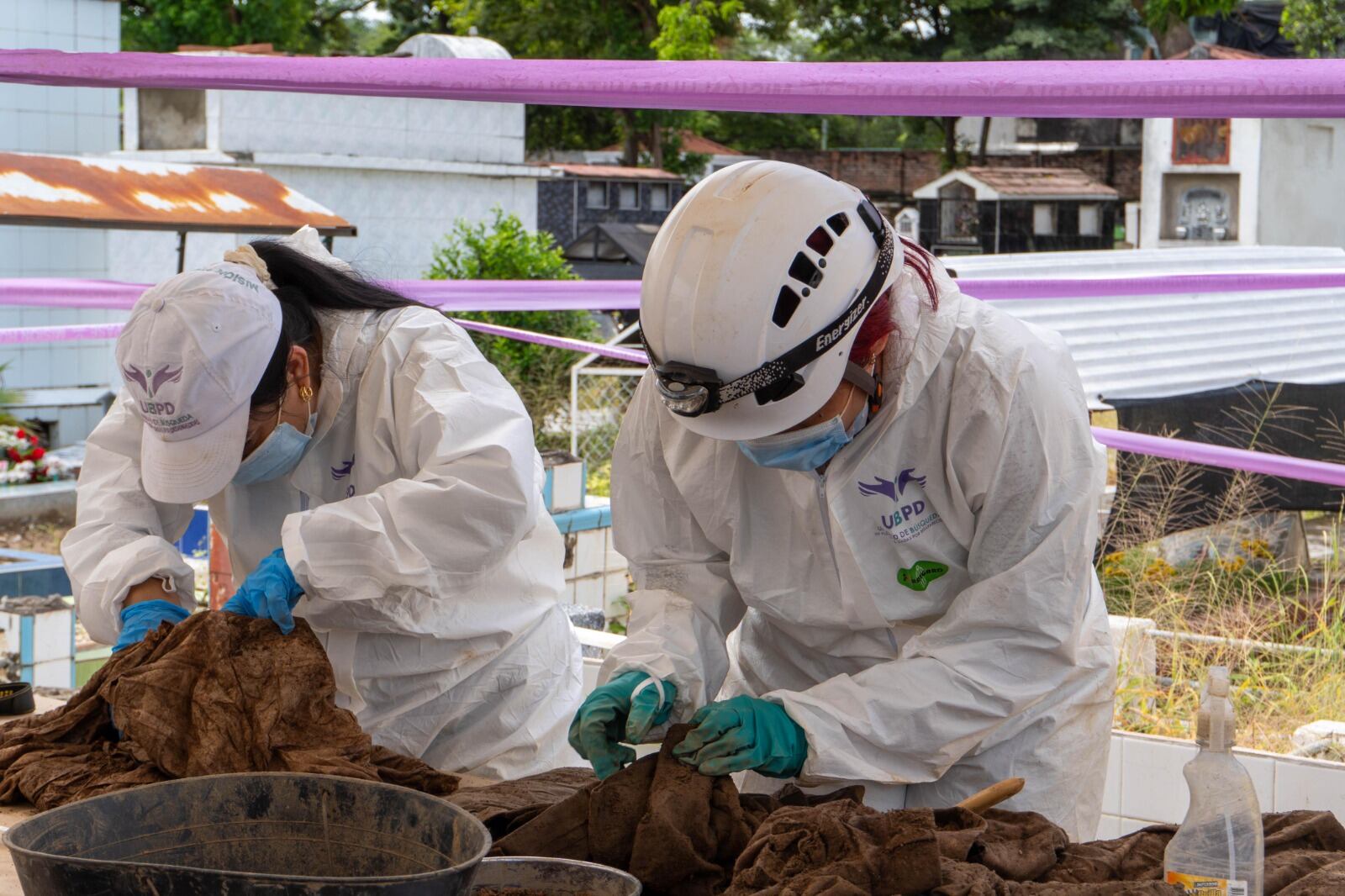 Labores forenses de la Unidad de Búsqueda en el Cementerio Central de Neiva. Foto Cortesía