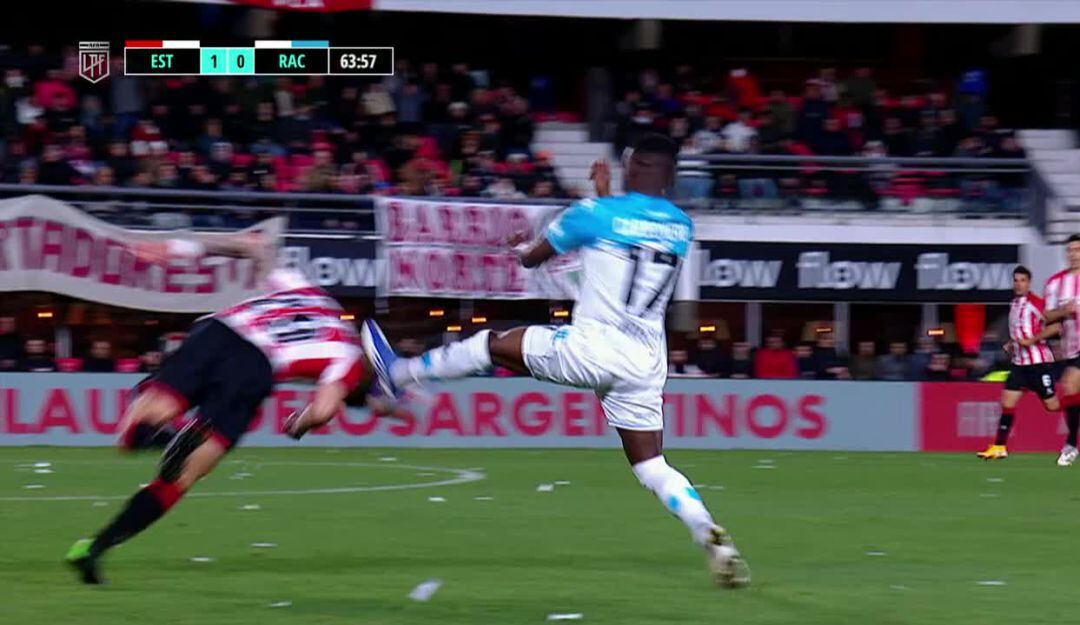 Johan Carbonero se fue expulsado en el duelo entre Racing y Estudiantes por Liga Argentina.