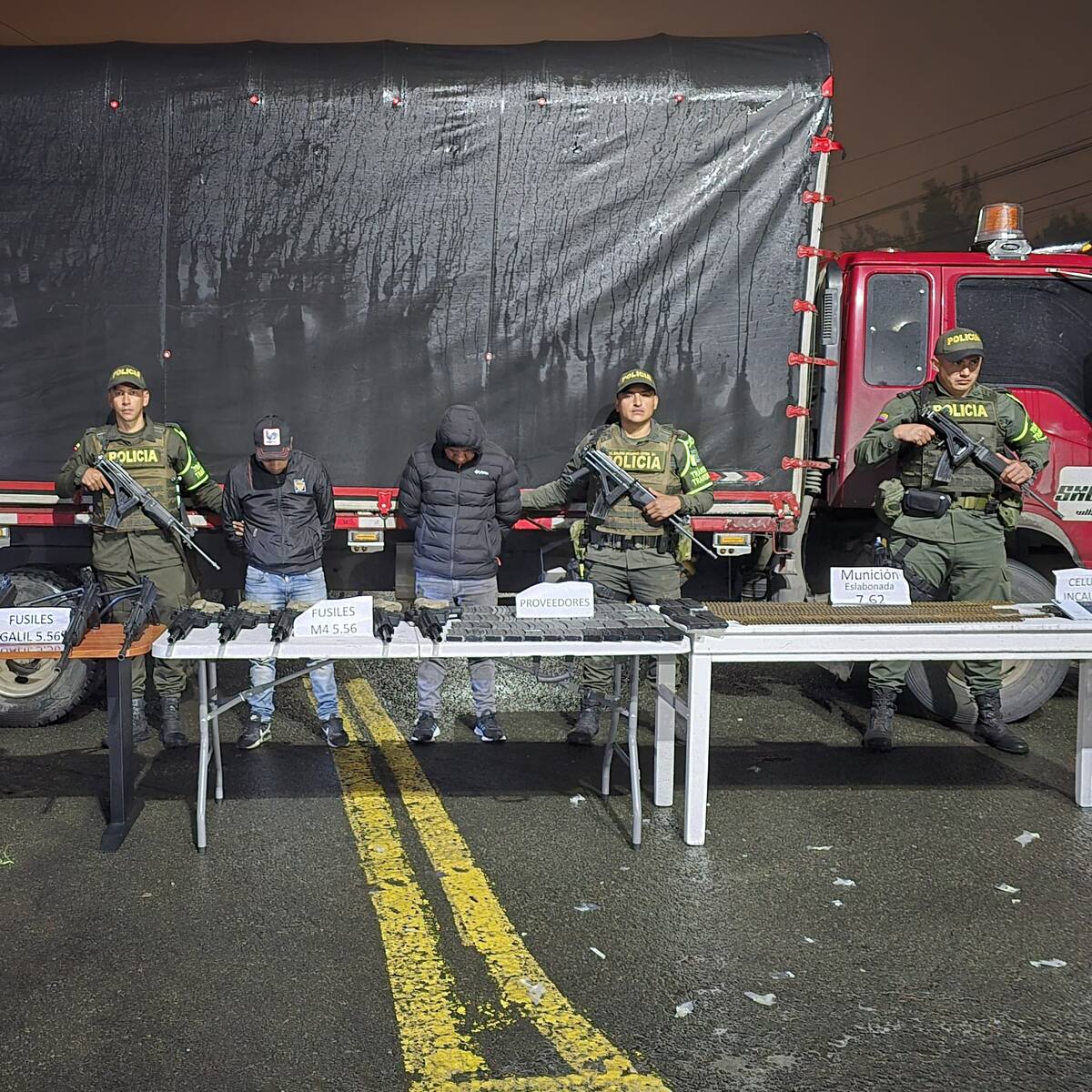 Incautan arsenal de guerra oculto en camión y capturan a dos personas en vía nacional de Nariño