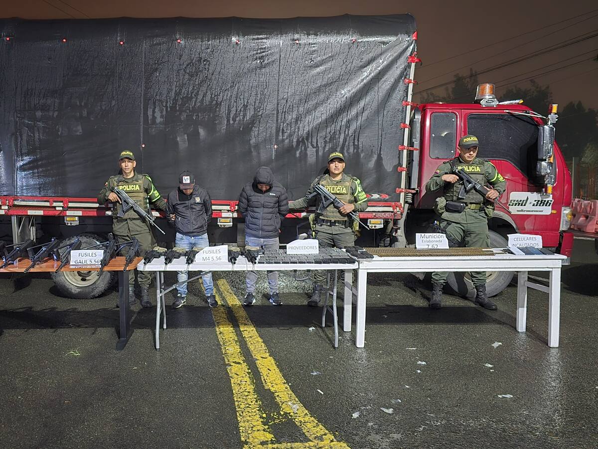 Incautan arsenal de guerra oculto en camión y capturan a dos personas en vía nacional de Nariño
