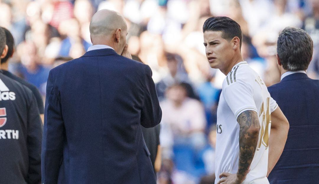 James Rodríguez junto a Zidane en un partido de La Liga.