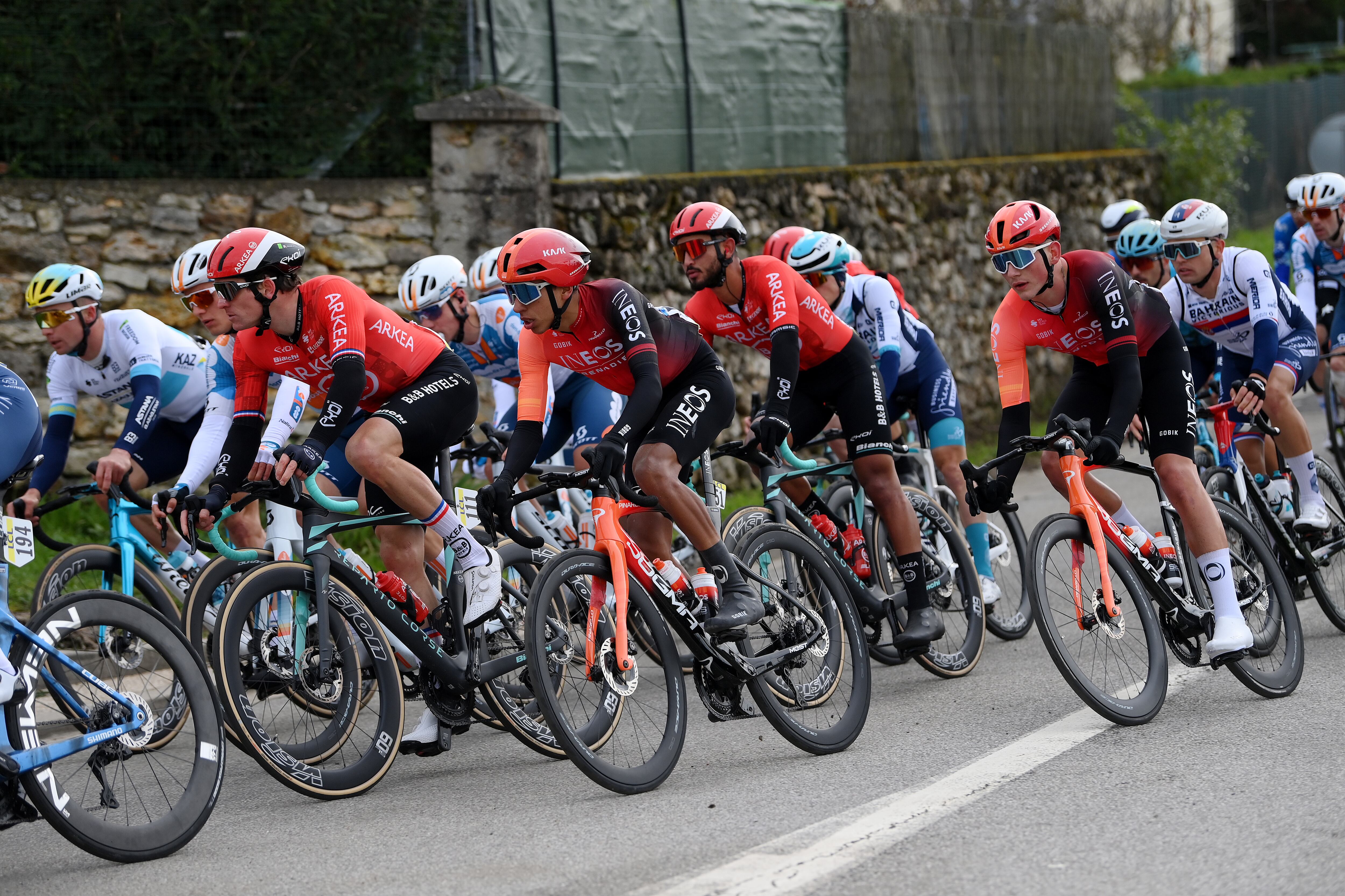 Egan Bernal en la primera etapa de la París-Niza. (Photo by Alex Broadway/Getty Images)