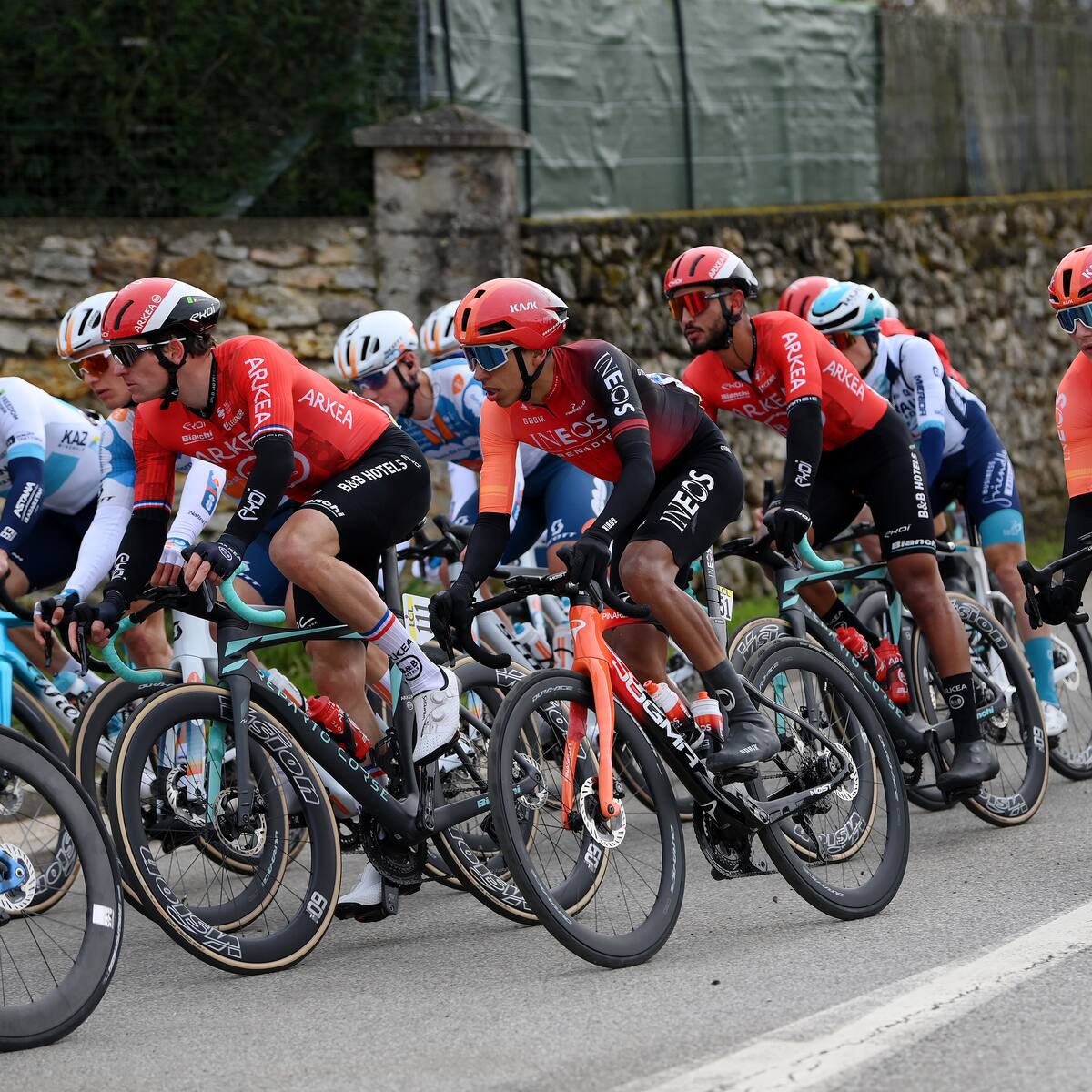 Egan Bernal inicia la París-Niza en el Top 10 de la general: así le fue a los colombianos