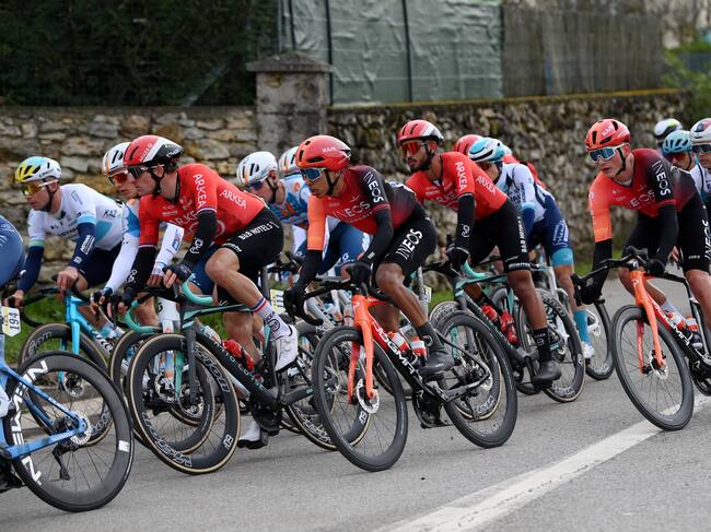 Egan Bernal en la primera etapa de la París-Niza. (Photo by Alex Broadway/Getty Images)