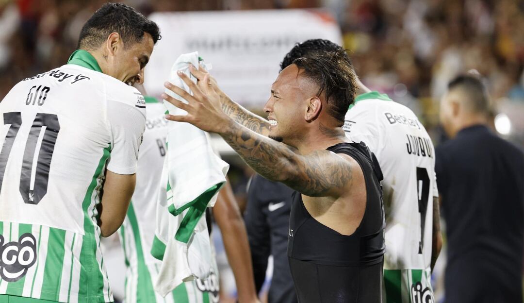 Giovanni Moreno festeja con Jarlan Barrera, autor del gol del título para Nacional.