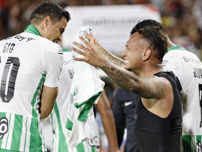 Giovanni Moreno festeja con Jarlan Barrera, autor del gol del título para Nacional.