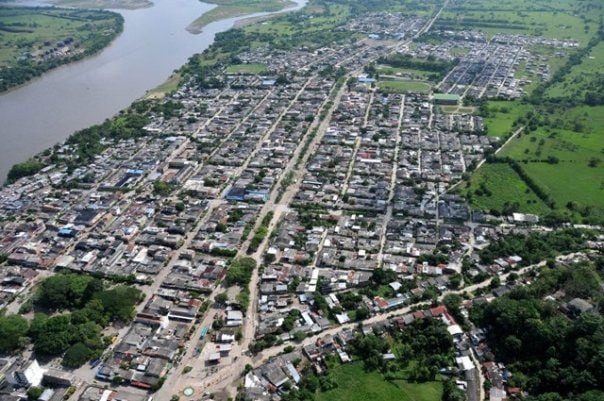 Alerta sobre obras inconclusas, sobrecostos y falta de acceso a la información en la gestión de recursos administrados por la Asociación de Municipios del Magdalena Medio Antioqueño.