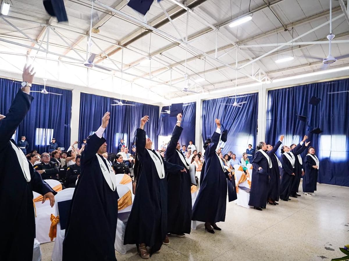 Internos y guardias de la cárcel de Ibagué se graduaron como comunicadores sociales